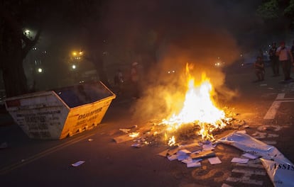 Manifestantes atearam fogo em alguns pontos das ruas de S&atilde;o Paulo durante manifesta&ccedil;&atilde;o neste s&aacute;bado.