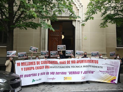 Víctimas del accidente del Alvia se concentran frente al Tribunal Superior de Justicia de Madrid este jueves.
