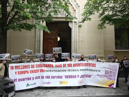 Víctimas del accidente del Alvia se concentran frente al Tribunal Superior de Justicia de Madrid este jueves.