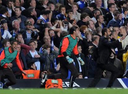 Guardiola, a la derecha, celebra el decisivo gol de Iniesta contra el Chelsea.
