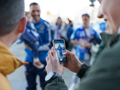 Aficionados sacan fotos de Lucas antes de un partido en Riazor. 