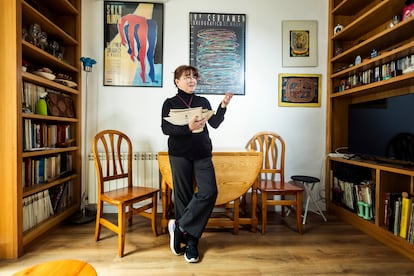Laura Kumin, artista que debe devolver más de 36.000 euros de una ayuda municipal, fotografiada en su piso en Madrid.