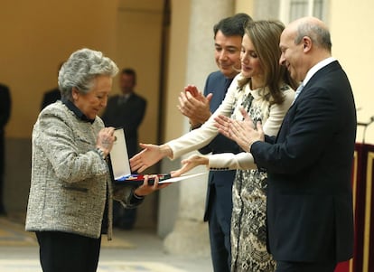 Sole, un personaje que describió como "una transgresora en una serie de antihéroes", ha sido el papel que más premios le ha dado: logró en cuatro ocasiones el premio a la Mejor actriz de la Academia de las Artes y las ciencias de Televisión. La actriz recibe de manos de doña Letizia la Medalla de Oro al Mérito en las Bellas Artes 2012.