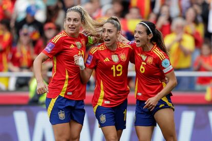 Aitana Bonmatí (d) celebra su gol con Alexia Putellas (i) y Olga Carmona (c) durante el partido de la clasificación para la Eurocopa Femenina, contra Bélgica, el 16 de julio en A Coruña.