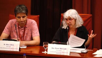 Roser Mercadé y Marc Olivé, del comité de empresa de los trabajadores de la CCMA, en la comparecencia en el Parlament.