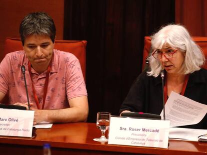 Roser Mercadé y Marc Olivé, del comité de empresa de los trabajadores de la CCMA, en la comparecencia en el Parlament.