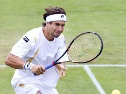 Ferrer golpea la pelota de revés durante el partido.