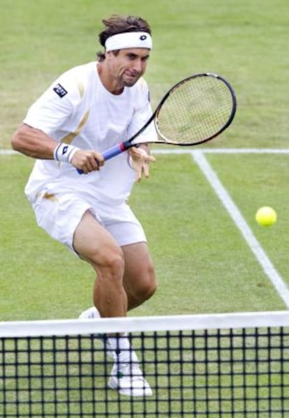 Ferrer golpea la pelota de revés durante el partido.