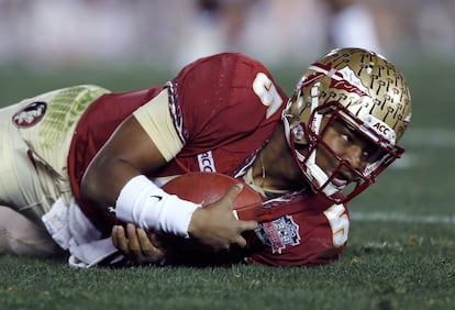 Jameis Winston, quarterback de Florida, cae al suelo.