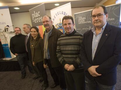 De derecha a izquierda, los cocineros Hilario Arbelaitz, Martín Berasategui, Pedro Subijana y Elena Arzak; el presidente de Gaztelubide Juan Mari Abad y el coordinador de Planeta Parrilla Peio García Amiano, ayer en San Sebastián.