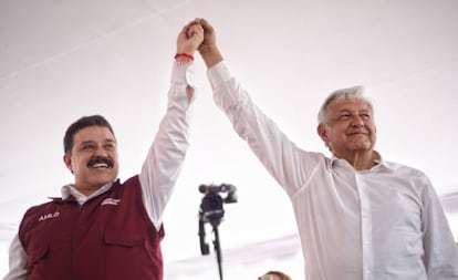 Carlos Lomelí y López Obrador en mayo de 2018.