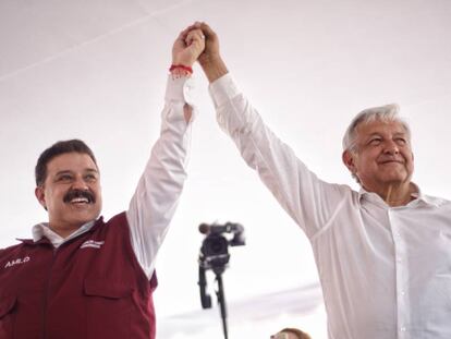 Carlos Lomelí y López Obrador en mayo de 2018.