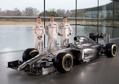 Fotografía facilitada por escudería británica McLaren que muestra a los pilotos de fórmula uno Kevin Magnussen, Jenson Button yStoffel Vandoorne posando junto al nuevo McLaren Mercedes MP4-29.