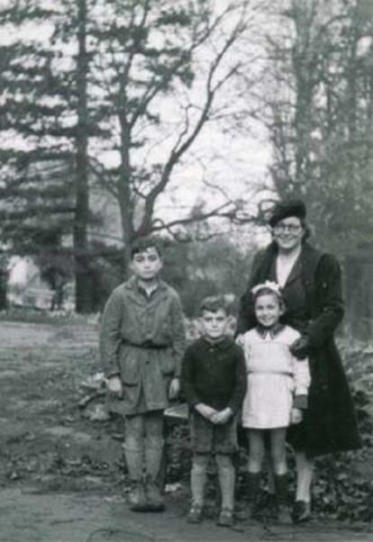 Ángel y sus hermanos, junto a su madre adoptiva.