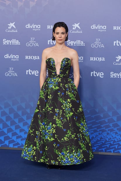 La ganadora del Goya a mejor actriz protagonista ha sido Laia Costa, por su papel en Cinco lobitos. Llevó uno de los pocos vestidos estampados de la noche, de Carolina Herrera.