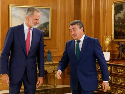 Felipe VI recibe al portavoz del PNV en el Congreso, Aitor Esteban, este lunes en el Palacio de la Zarzuela.