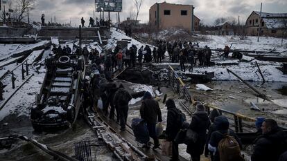 Civiles ucranios tratan de huir de Irpin, el martes.