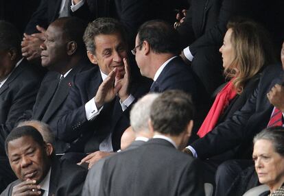 El presidente francés, François Hollande, derecha, habla con su antecesor en el cargo, Nicolas Sarkozy