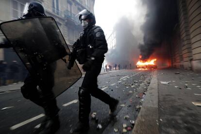 Agentes antidisturbios en la Avenida Marceau durante los enfrentamientos con los 'chalecos amarillos' en París (Francia).
