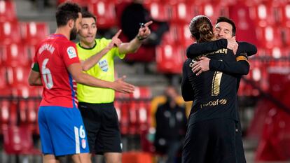 Griezmann y Messi festejan un tanto ante el Granada.