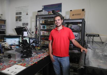 Eduardo Gil posa en su lugar de trabajo.