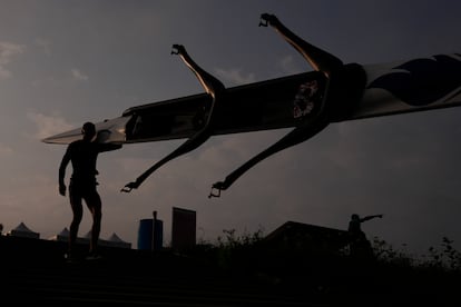 Un remero sostiene un bote antes de las competición del día en los Juegos Olímpicos de Verano de 2024, viernes, en Vaires-sur-Marne.