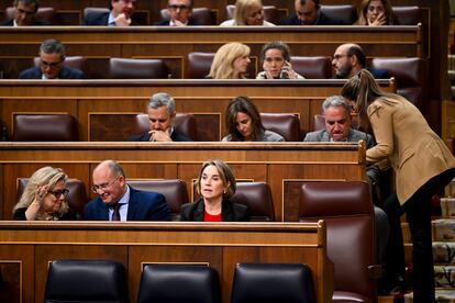 La secretaria general del PP, Cuca Gamarra (derecha en la primera fila), y el portavoz parlamentario popular, Miguel Tellado (segundo por la izquierda en la primera fila), este martes en el Congreso.
