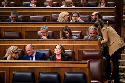 La secretaria general del PP, Cuca Gamarra (derecha en la primera fila), y el portavoz parlamentario popular, Miguel Tellado (segundo por la izquierda en la primera fila), este martes en el Congreso.
