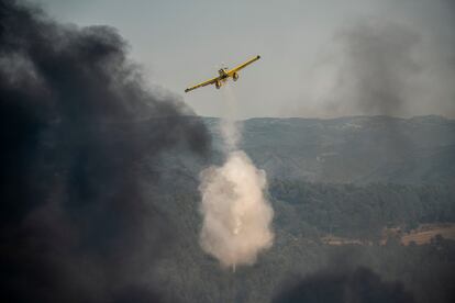 Más de 350 efectivos de los Bomberos se han desplegado este lunes en la comarca del Bages para combatir el incendio.