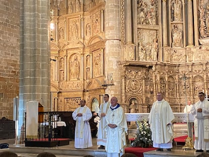 Ángel Pérez Pueyo, obispo de Barbastro-Monzón, en primer término, en la catedral de Barbastro, durante la misa de este lunes.