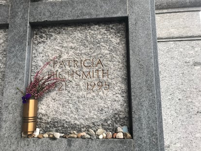 Lápida de Patricia Highsmith en Tegna (Suiza).