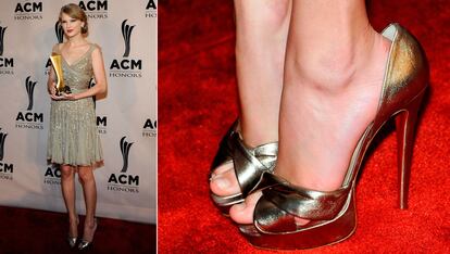 ¿Cómo pudo caminar Taylor Swift con estos zapatos peep toe que le quedan tres números grandes?