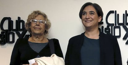 Las alcaldesas de Madrid, Manuela Carmena, y Barcelona, Ada Colau, en un reciente acto celebrado en el Club Siglo XXI de Madrid.