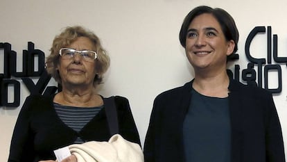 Las alcaldesas de Madrid, Manuela Carmena, y Barcelona, Ada Colau, en un reciente acto celebrado en el Club Siglo XXI de Madrid.