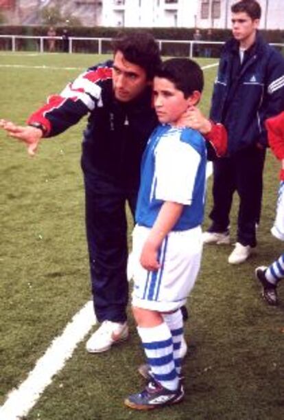 Jean Araya recibía ayer, antes de entrar a jugar, las últimas instrucciones de su entrenador, Alberto Moríñigo.