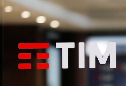 Logo de Telecom Italia en sus oficinas centrales de Roma.