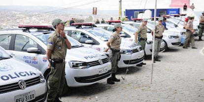 Policiais e carros do programa Pacto pela Vida, em Recife.