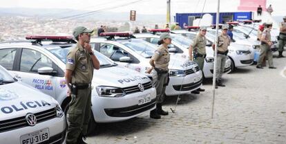 Policiais e carros do programa Pacto pela Vida, em Recife.