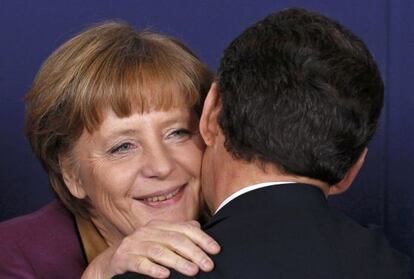 Merkel saluda a Sarkozy el pasado 1 de marzo en Bruselas.