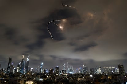 Los sistemas de defensa aérea israelí interceptan un misil iraní, este sábado en Tel Aviv.