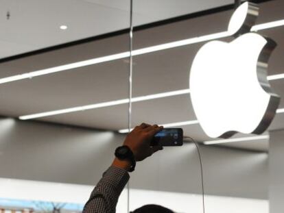 Apple se estrena en el Dow Jones con leves caídas