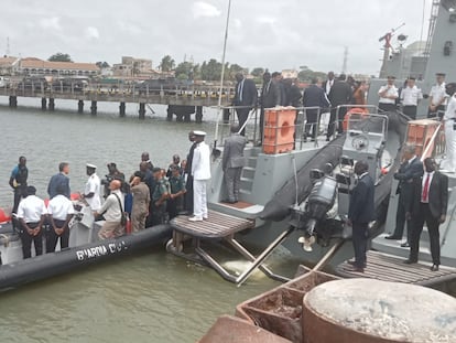 Pedro Sánchez, a bordo de la lancha de la Guardia Civil en el puerto de Banjul (Gambia).