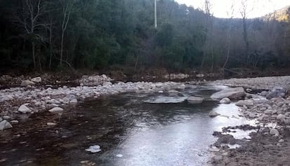 Amb poc més de 230 habitants, Sant Llorenç de la Muga conserva l'esperit d'un poble rural tranquil i acollidor. Sant Llorenç està situat a la part més muntanyosa de l'Alt Empordà, allà on la comarca es confon amb la veïna Garrotxa. El poble té el cognom del riu que el rega i les cases s'ordenen en un meandre d’aquest rierol d’aigües netes i salvatges. La platja fluvial de Sant Llorenç és molt popular a la comarca però al llarg d'uns 40 quilòmetres el Camí Natural de la Muga passa per diferents termes municipals, resseguint una ruta que dóna la possibilitat de banyar-se i de practicar activitats com la pesca, el cicloturisme i el senderisme.