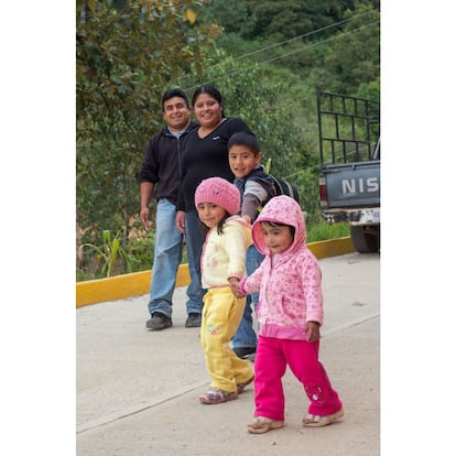 Sayra Zaori (dos años), Dulce Esmeralda (tres años) y Carlos Uriel (cinco años), con sus padres en una calle de Ayutla.