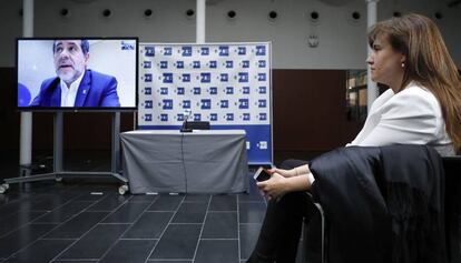 Laura Borràs observa Jordi Sànchez a la pantalla.