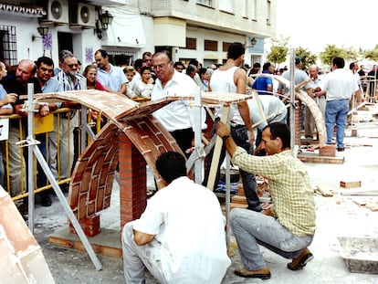 La del año 2002 es la única edición declarada desierta: nadie consiguió que su construcción se mantuviera.