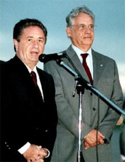 Duhalde (izquierda) y el presidente de Brasil, Fernando Henrique Cardoso.