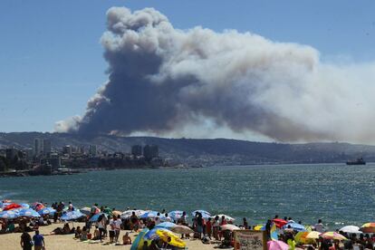 Vista general de un incendio forestal en el sector de Playa Ancha en la ciudad de Valparaíso (Chile).