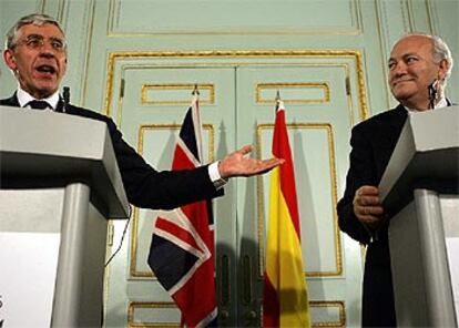 El ministro británico de Asuntos Exteriores, Jack Straw, a la izquierda, y su homólogo español, Miguel Ángel Moratinos, en Londres.