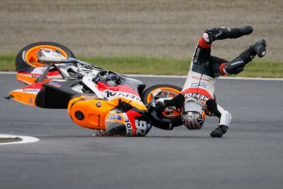 Dani Pedrosa sufre una caída en el GP de Japón en 2007.